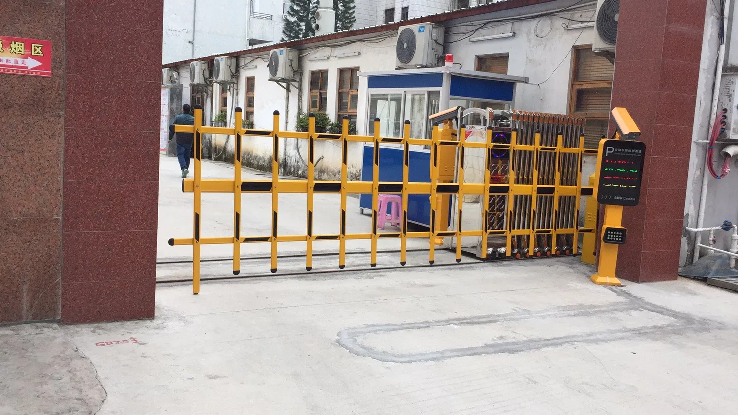 Electric Telescopic Remote Control Safety Gate China Car Park Barrier System